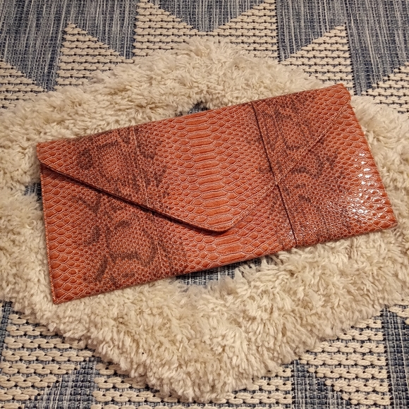 Handbags - 4/$20🥳 Red-Brown faux snakeskin clutch